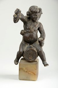 Cherubín na sudu od vína (malovaná omítka) od William Hamo Thornycroft