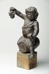 Cherubín na sudu od vína (malovaná omítka) od William Hamo Thornycroft