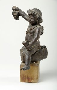 Cherubín na sudu od vína (malovaná omítka) od William Hamo Thornycroft