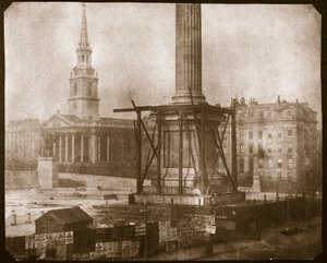 Nelsonův sloup ve výstavbě, kolem roku 1841 (tisk ze slaného papíru z kalotypového negativu)