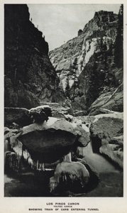 Kaňony Colorada: Los Pinos Canon, Toltécká soutěska, ukazuje vlak vjíždějící do tunelu (černobílá fotografie) od William Henry Jackson
