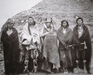 Lidé Pawnee před kmenovou pozemskou lóží, kolem roku 1869 (černobílá fotografie)