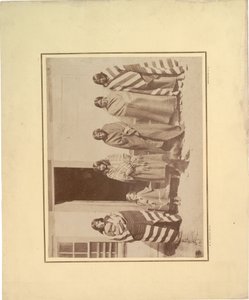Skupina pěti indiánských žen s mladou dívkou a dítětem, 1871 (sépiová fotografie) od William Hicks Jackson