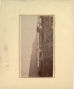 Pohled na palisádu s několika muži shromážděnými u vstupní brány, 1871 (sépiová fotografie) od William Hicks Jackson
