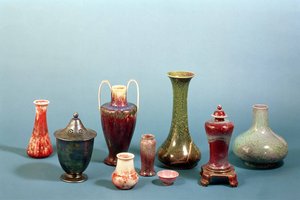 Skupina hliněných váz a mís vyrobených v Ruskin Pottery, 1898-1935 (hliněné nádobí)