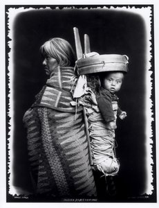 Navajo žena nesoucí papoose na zádech, cca 1914 (černobílá fotografie)
