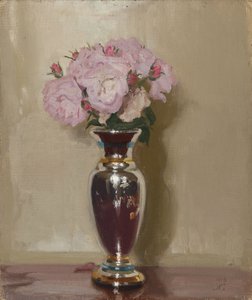 Růžové růže ve stříbrné váze s leskem od William Nicholson