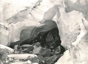 Skalnaté hory: ledová jeskyně ve Velkém ledovci, Mount Sir Donald, Kanada, 1895.