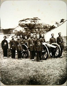 Čínští vojáci, kolem roku 1875 (tisk alba)