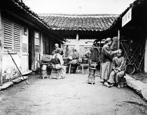 Potulní holiči ve venkovském domě, Čína, cca 1875