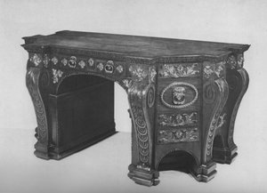 Jeden z dvojice knihovních stolků George II od William Vile