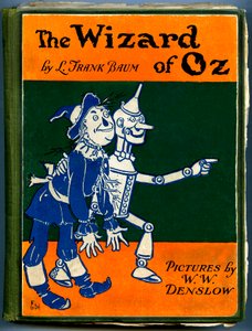 The Wonderful Wizard of Oz - The Wizard of Oz: obálka starého vydání (mezi lety 1905 a 1920) ilustrovaná Denslowem, Williamem Wallacem (1856-1915) knihy Franka Bauma (1856-1919) - strašák a dřevorubec v plechu - soukromá sbírka - od William Wallace Denslow