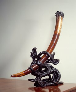 Boj dobra a zla. Sloní obrana je opatřena slonovinovou bronzovou patinou. Realizoval Leopold Van Strydonck (1861 - 1937) od William van Strydonck
