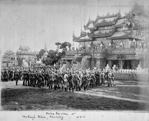 „Božská služba v Králově paláci, Mandalay, 1885“.