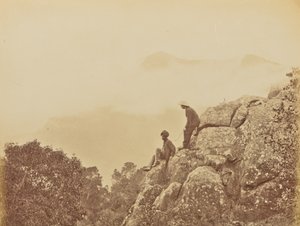 [Muži stojící na skalních útvarech] od Willoughby Wallace Hooper
