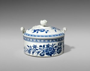 Máslová vana, c. 1770-1783 (měkký pastový porcelán s transferovým tiskem) od Worcester Porcelain Manufactory