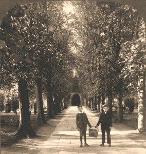 Approach to Trinity Church, Stratford on Avon, Anglie, 1905. od Works and Sun Sculpture Studios