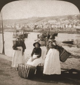 Fishwives v Newlynu, Cornwall, 1900. od Works and Sun Sculpture Studios