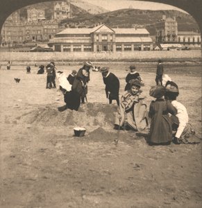 Na pláži v Llandudno, Wales, 1894. od Works and Sun Sculpture Studios