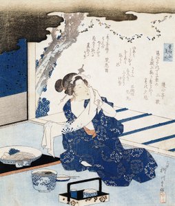 Kurtizána na sobě yukata (modrobílé bavlněné kimono), nástěnný panel je zdoben básničkou od Yanagawa II Shigenobu