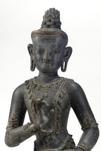 Bódhisattva v nepálsko-čínském stylu (lak, látka, stopy modré, zlaté a zelené barvy a plátkové zlato) od Yuan Dynasty Chinese School