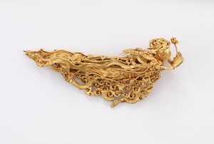 Jeden z dvojice apsarasů, buddhistických nebeských bytostí (zlato)