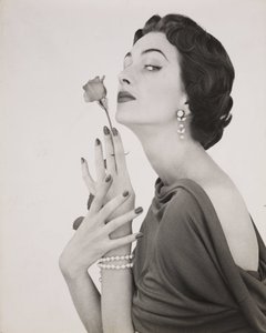 žena s růží, cca 1960