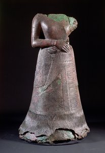 00332 Socha královny Napirasu, manželky Untash-Napirisha, elamského krále z 12. století př. n. l., nalezená v Susa, Írán, cca 1250 př. n. l. (bronz)