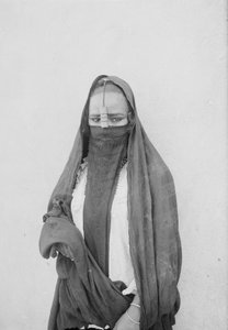 Zahalená žena, Káhira, kolem roku 1910 (černobílá fotografie) od . .