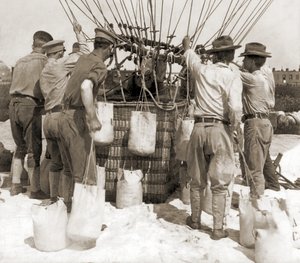 Připevnění pytlů s pískem na koš balónu, Fort Myer, USA od Hippolyte Lalaise Devéria
