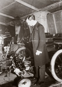 C S Rolls se dívá na motor motorového vozu ve své garáži, c 1900 od Ferdinand Georg Waldmuller