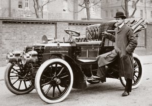 C S Rolls stojící vedle motorového vozu Panhard o výkonu 20 hp od Ferdinand Georg Waldmuller