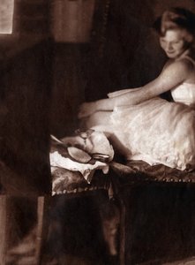 Oblékání klasické tanečnice v její lóži. 1929 (tisk) od . .