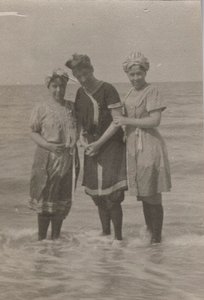 Detail, koupání, Houlgate, září 1911 (čb fotografie) od Hippolyte Lalaise Devéria