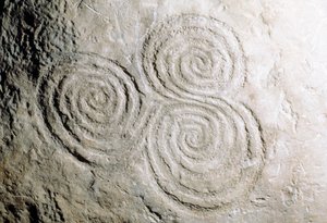 Detail křivočarých skalních rytin v newgrangeské hrobce z doby kamenné (seznam světového dědictví UNESCO