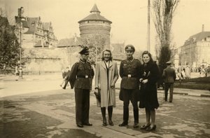 Druhá světová válka (1939-1945): dva němečtí vojáci pózují se svou partnerkou nebo manželkou ve městě Tours ve Francii