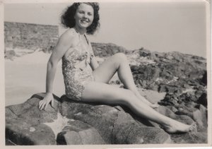 Rekreant v „nařasených“ plavkách, konec 40. let (černobílá fotografie) od Hippolyte Lalaise Devéria