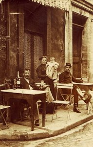 Muž, který držel láhev absinthu, kolem roku 1900, na terase kavárny od Frederick (attr. to) Barnard