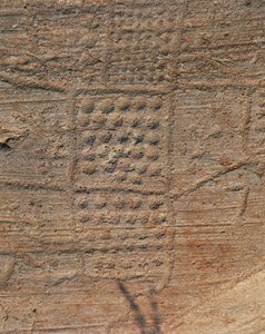 Itálie, oblast Lombardie, Valcamonica, Capo di Ponte, provincie Brescia, Archeologický park Seradina-Bedolina, prehistorická kamenná rytina, Rock 1, topografická kompozice známá jako „Mapa Bedolina“