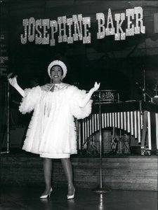 Josephine Baker vystupuje v Curychu, Švýcarsko, 3. března 1967 (foto) od . .