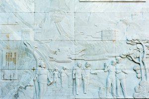 Mramorový reliéf zobrazující lidi; Velká zeď; sekce Jinshanling; Čínská lidová republika od Frederick (attr. to) Barnard