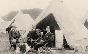 Muži odpočívající mimo svůj stan c.1908 (foto) od . .