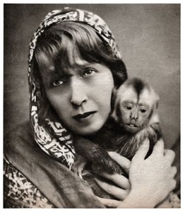 Mistinguett s malou opičkou od . .