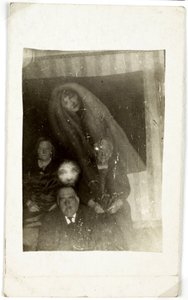 Paranormální jev: portrét tří starých lidí, za nimi se zjevuje duch ženy, cca 1920 Fotografie Williama Hopea (1863-1933) od Frederick (attr. to) Barnard