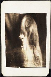 Paranormální jev: portrét muže a ducha jeho ženy objevující se za ním, cca 1920 Fotografie Williama Hopea (1863-1933) od Frederick (attr. to) Barnard
