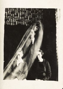 Paranormální jev: portrét ženy a dvou mužů a za nimi se zjevující duch ženy, cca 1920 Fotografie Williama Hopea (1863-1933) od Frederick (attr. to) Barnard