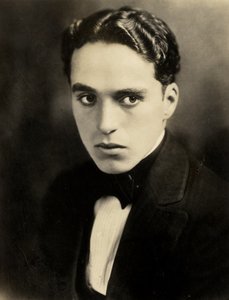 Portrét Charlieho Chaplina, asi 1918 (sépiová fotografie)