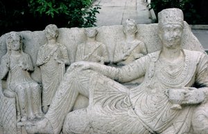 Reliéf zobrazující palmýrskou rodinu, pravděpodobně 10.-8. století př. n. l. (kámen) od Hippolyte Lalaise Devéria