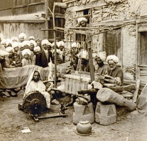 Předení a tkaní vlněných šál, Šrínagar, Kašmír, Indie kolem roku 1901 (foto) od Frederick (attr. to) Barnard