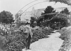 Claude Monet (1840-1926) ve své zahradě v Giverny, 1925